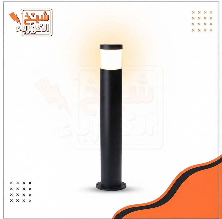 عمود إنارة أرضي (بولارد) خارجي بتصميم أسطواني عصري بقاعدة دائرية متينة بلون أسود مطفي فاخر، يتميز برأس علوي مضيء يمنح توزيعاً ضوئياً محيطياً متجانساً بزاوية 360 درجة، لضمان مظهر معماري جذاب ومقاومة عالية للعوامل المناخية لإضاءة الممرات، الحدائق، والمحيط ا