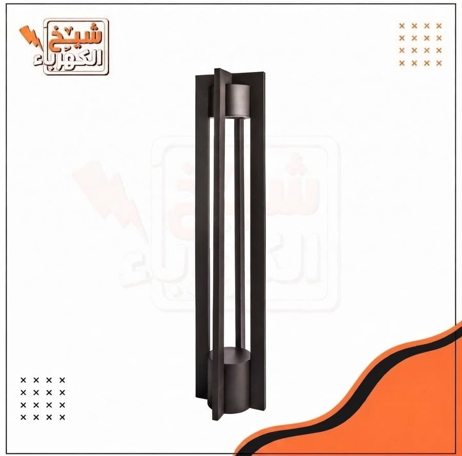 عمود إنارة أرضي (بولارد) خارجي بتصميم هندسي هيكلي متقاطع مع عناصر رأسية بارزة بلون أسود مطفي فاخر، يضم وحدة إضاءة ليد مخفية في الأعلى لإنارة موجهة لأسفل، لضمان مظهر معماري معاصر ومقاومة استثنائية للعوامل المناخية لإضاءة الممرات، الحدائق، والمحيط الخارجي ل