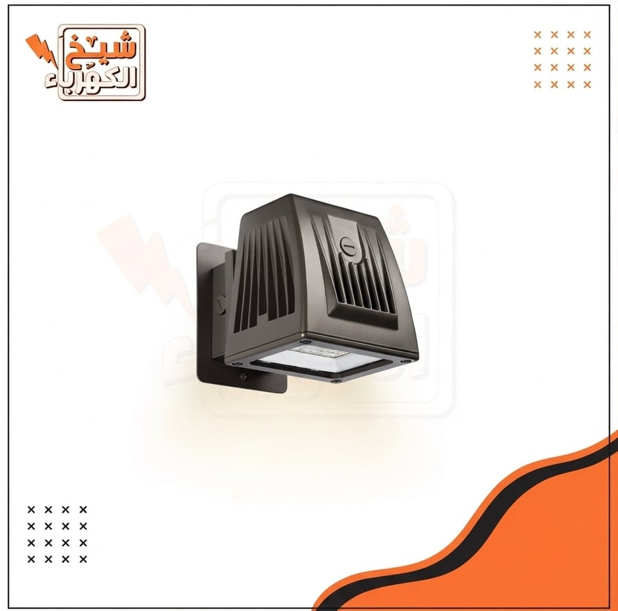 أبليك جداري خارجي أسود بتصميم هندسي مائل ومضلع مزود بعدسة إضاءة سفلية موجهة للواجهات والممرات المعصرية
