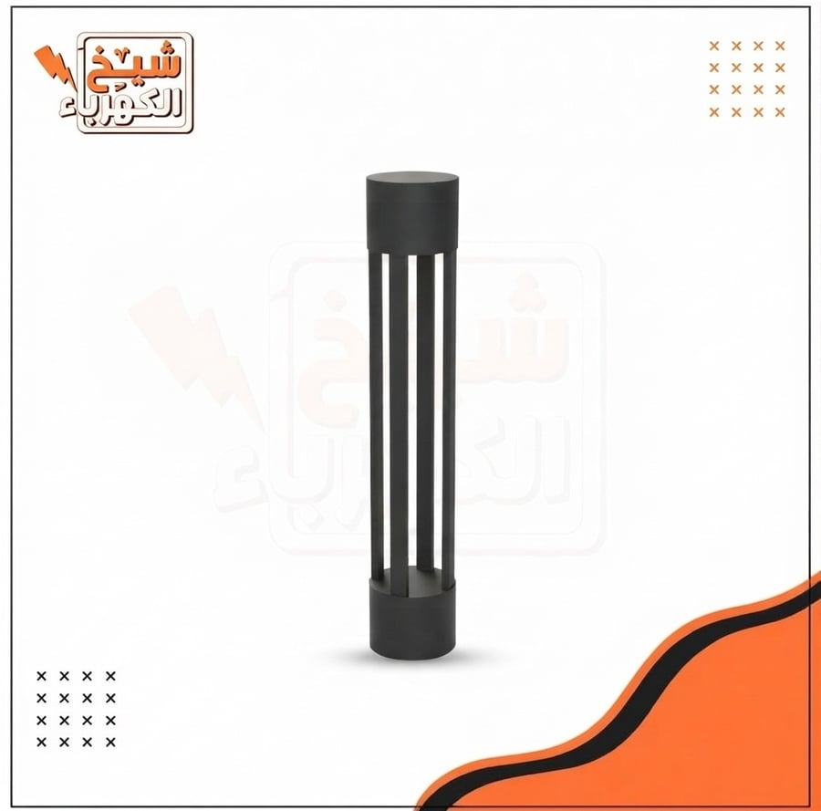 عمود إنارة أرضي (بولارد) خارجي بتصميم أسطواني طويل وأنيق بلون أسود مطفي فاخر، يتميز بهيكل مجوف مزود بشرائط رأسية دقيقة تسمح بانتشار وتوزيع الضوء بشكل محيطي متجانس، لضمان مظهر معماري راقٍ ومقاومة عالية للعوامل المناخية لإضاءة الممرات، الحدائق، والمحيط الخا