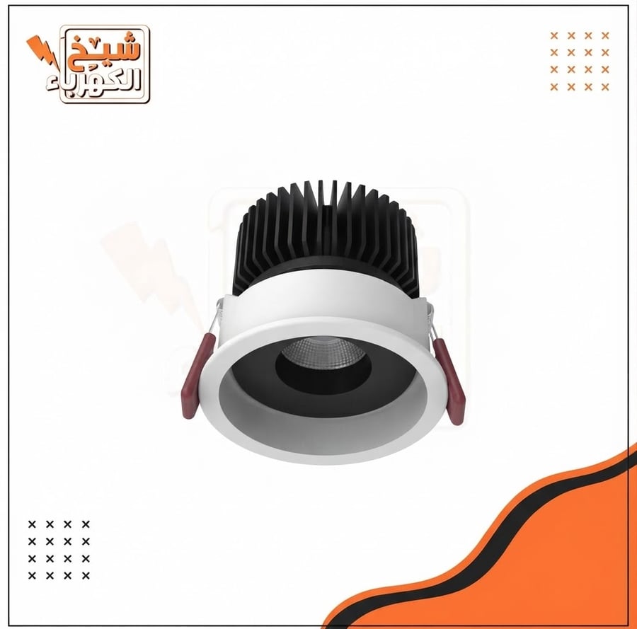 كشاف سبوت لايت ليد غاطس دائري للأسقف المستعارة بتصميم هندسي متطور، يتميز بإطار خارجي أبيض وعاكس داخلي عميق مضاد للتوهج مع مشتت حراري معدني خلفي كبير (زعنفي) لضمان التبريد الفعال وعمر افتراضي أطول، ومزود بمشابك تثبيت جانبية حمراء مع نظام زنبركي لضمان الثبا