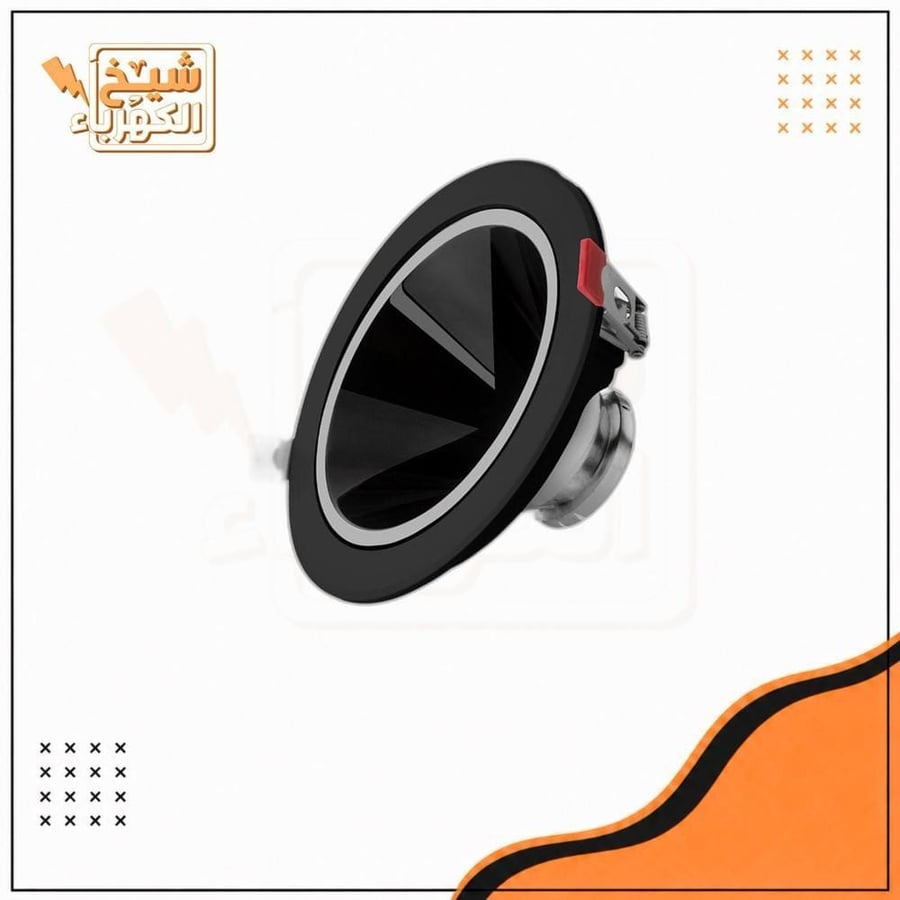 سبوت لايت سقفية غاطسة بتصميم دائري بلون أسود مع إطار داخلي رفيع وعاكس أسود لامع، ومزودة بمشبك تثبيت جانبي ذو قفل أحمر