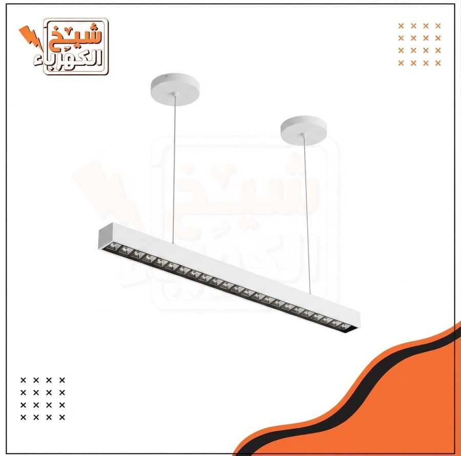 وحدة إضاءة LED خطية معلقة (بلاوند) سقفية بتصميم خطي هندسي مستطيل وعصري بلون أبيض نقي، مُعلقة بأسلاك رفيعة متينة تتصل بقاعدتين سقفيتين دائريتين، تتميز بصفوف متواصلة من وحدات إضاءة ليد مخفية وعالية الكثافة وموجهة لأسفل لضمان إضاءة مركزة وعالية الكفاءة، لتعك