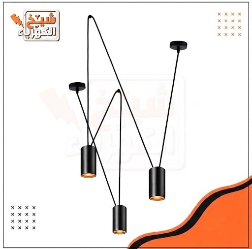 وحدة إضاءة معلقة متعددة الرؤوس أسطوانية الشكل (سلندر) بتصميم أسود مطفأ ونظام تعليق متقاطع ديناميكي، لتوفير إضاءة موجهة عالية التركيز تضفي طابعاً هندسياً عاصرياً ومميزاً على المساحات الداخلية