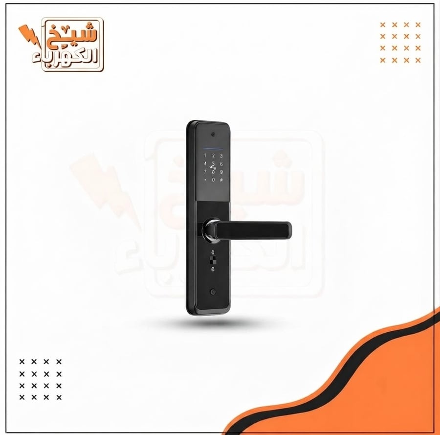 قفل باب ذكي أسود طويل بمقابض أفقية ولوحة أرقام رقمية علوية وعدسات وتجويف سفلي، لتأمين الأبواب والتحكم بالدخول للمنازل والمكاتب بكفاءة وأمان عالٍ