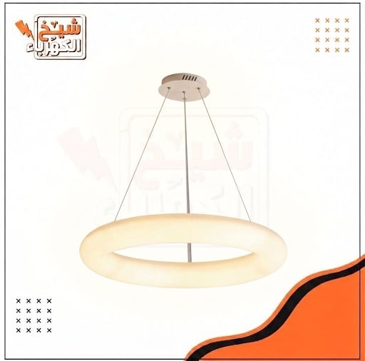 ثريا دائرية مفردة بتصميم عصري يدمج إطاراً أسود أنيقاً مع عنصر ضوئي دائري شفاف مزخرف، لتوفير إضاءة محيطية متوازنة تضفي طابعاً معمارياً فاخراً ومميزاً على المساحات الداخلية