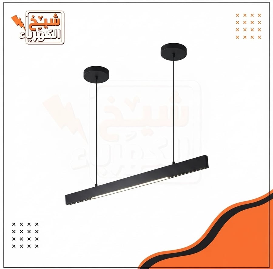 وحدة إضاءة LED خطية معلقة (بلاوند) سقفية بتصميم خطي هندسي مستطيل وعصري بلون أسود مطفي فاخر، مُعلقة بأسلاك رفيعة متينة تتصل بقاعدتين سقفيتين دائريتين، تتميز بشريط إضاءة ليد وسطي موحد مع صفوف من الإضاءات الموجهة في الأطراف لضمان توزيع ضوئي مزدوج ومتجانس، لت