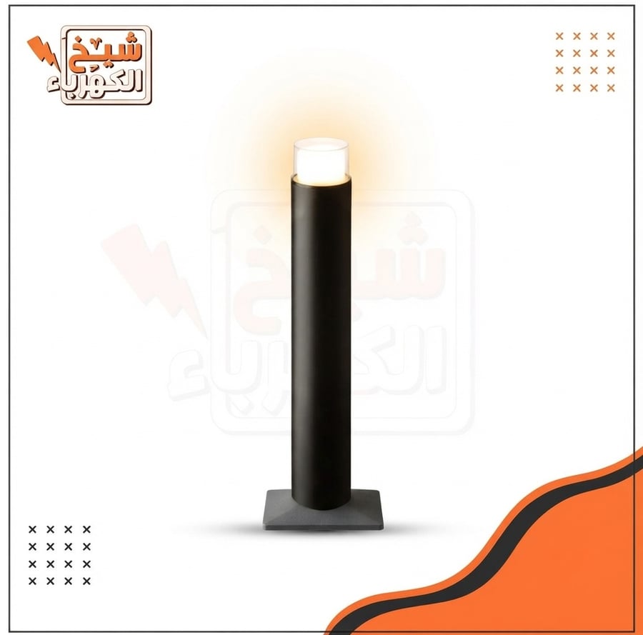 عمود إنارة أرضي (بولارد) خارجي بتصميم أسطواني عصري بقاعدة مربعة متينة بلون أسود مطفي فاخر، يتميز برأس علوي مضيء يمنح توزيعاً ضوئياً محيطياً متجانساً بزاوية 360 درجة، لضمان مظهر معماري جذاب ومقاومة عالية للعوامل المناخية لإضاءة الممرات، الحدائق، والمحيط ال