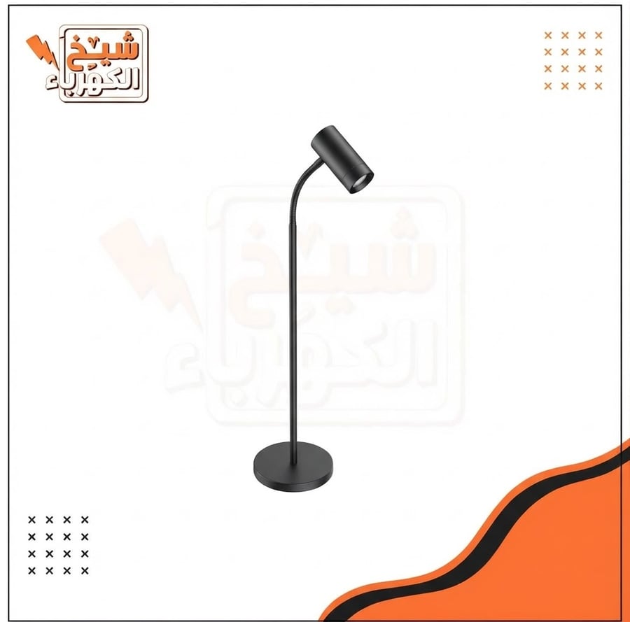 وحدة إضاءة أرضية (أبليكة أرضية/فلور لامب) بتصميم معدني أسود أنيق، ترتكز على قاعدة دائرية وعمود رفيع ينتهي برأس أسطواني (سلندر) مرن وقابل للتوجيه، لتوفير إضاءة مركزة وعملية تضفي طابعاً معمارياً معاصراً على المساحات الداخلية