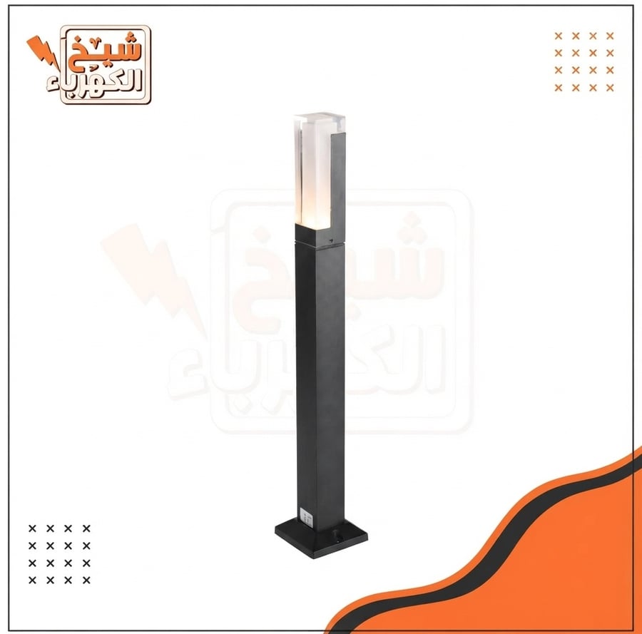 عمود إنارة أرضي (بولارد) خارجي طويل بتصميم هندسي مستطيل بقاعدة مربعة متينة بلون أسود مطفي فاخر، يتميز برأس علوي شفاف يحيط بوحدة إضاءة ليد تمنح توزيعاً ضوئياً موضعياً ومحيطياً أنيقاً، لضمان مظهر معماري راقٍ ومقاومة عالية للعوامل المناخية لإضاءة الممرات، ال