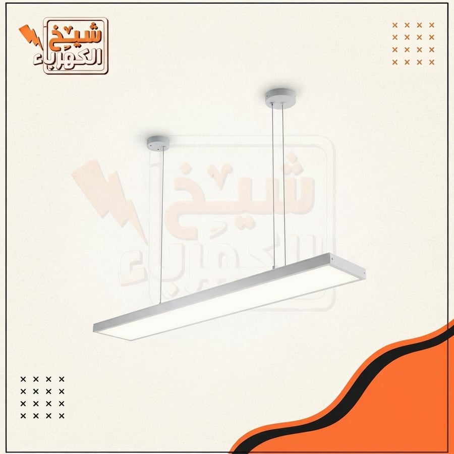 وحدة إضاءة معلقة (بندانت) خطية مستطيلة الشكل بتصميم عصري وأنيق بلون أبيض ناصع وهيكل معدني متين، مزودة بلوحة إضاءة ليد معتمة متجانسة وعاكس واسع النطاق مع أسلاك تعليق مزدوجة وقاعدتي تثبيت سقفيتين متجاورتين، لضمان تدفق ضوئي خطي واسع ومظهر ديكوري جذاب فوق طاو