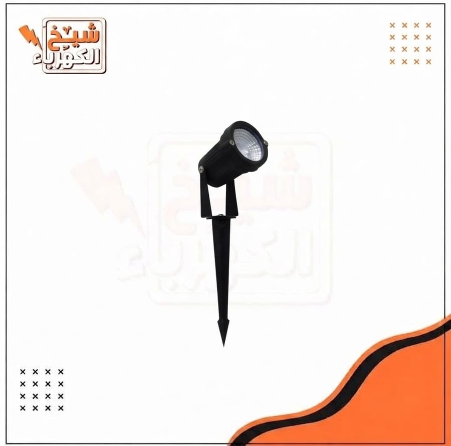 كشاف ليد أرضي أسود بتصميم أسطواني رفيع مع عدسة إضاءة مركزية وقاعدة تثبيت مدببة (سنبر) لغرزه في التربة بسهولة مع إمكانية تعديل الزاوية، لإضاءة الممرات والنباتات الخارجية بفعالية وأناقة