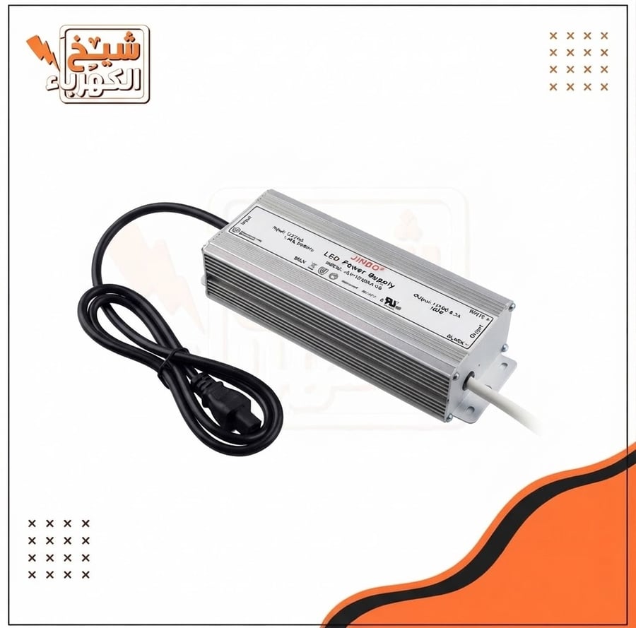 وحدة تزويد طاقة ومحول إلكتروني مقاوم للماء لتشغيل مصابيح LED (Waterproof Electronic LED Driver) بقدرة 100 واط وجهد خروج 12 فولت، ذات هيكل معدني فضي مزود بأبعاد قياسية، وكابل طاقة أسود بقابس ثلاثي، وكابل إخراج أبيض لتغذية الأنظمة الحديثة