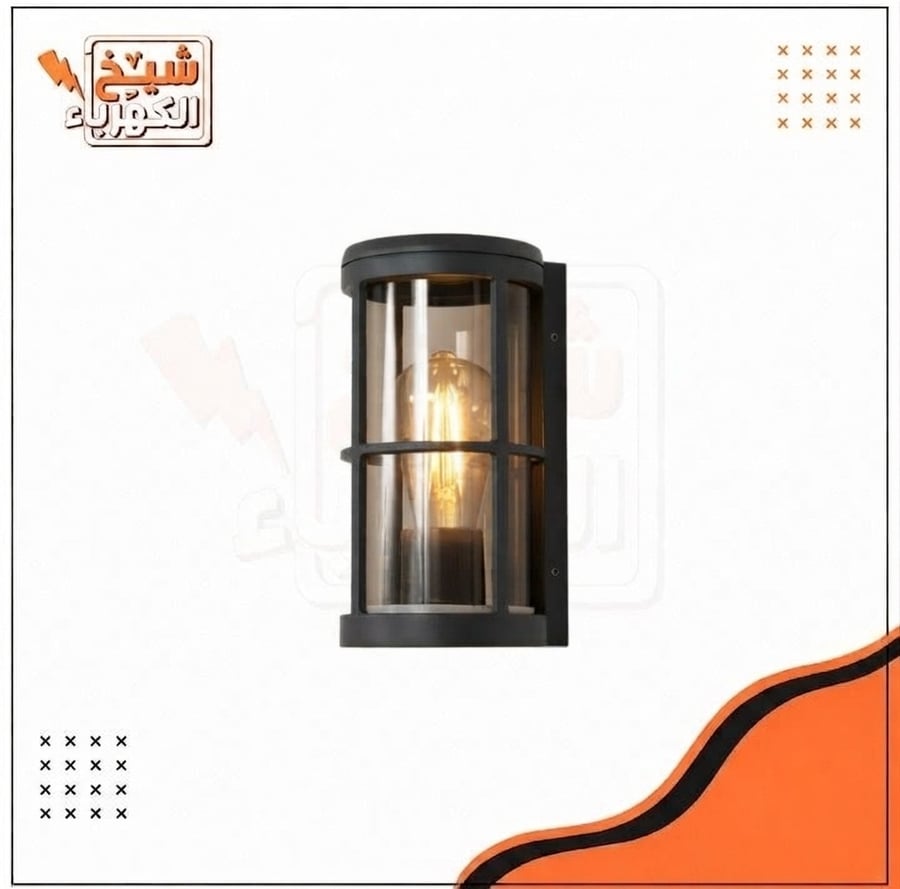 أبليك جداري خارجي أسود بتصميم فانوس أسطواني نصف دائري مثبت مباشرة على الجدار بزجاج شفاف وإطار معدني مقسم بأشرطة، يمنح إضاءة محيطية دافئة وجذابة للواجهات والمداخل الخارجية
