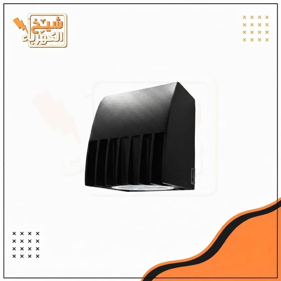 أبليك جداري LED داخلي بتصميم هندسي مستطيل نظيف ومظهر معاصر، يتميز بإضاءة مزدوجة علوية وسفلية وهيكل معدني متين باللون الأسود المطفأ، ليضفي لمسة ديكورية أنيقة ومظهرًا معمارياً جذاباً على الممرات والجدران الداخلية