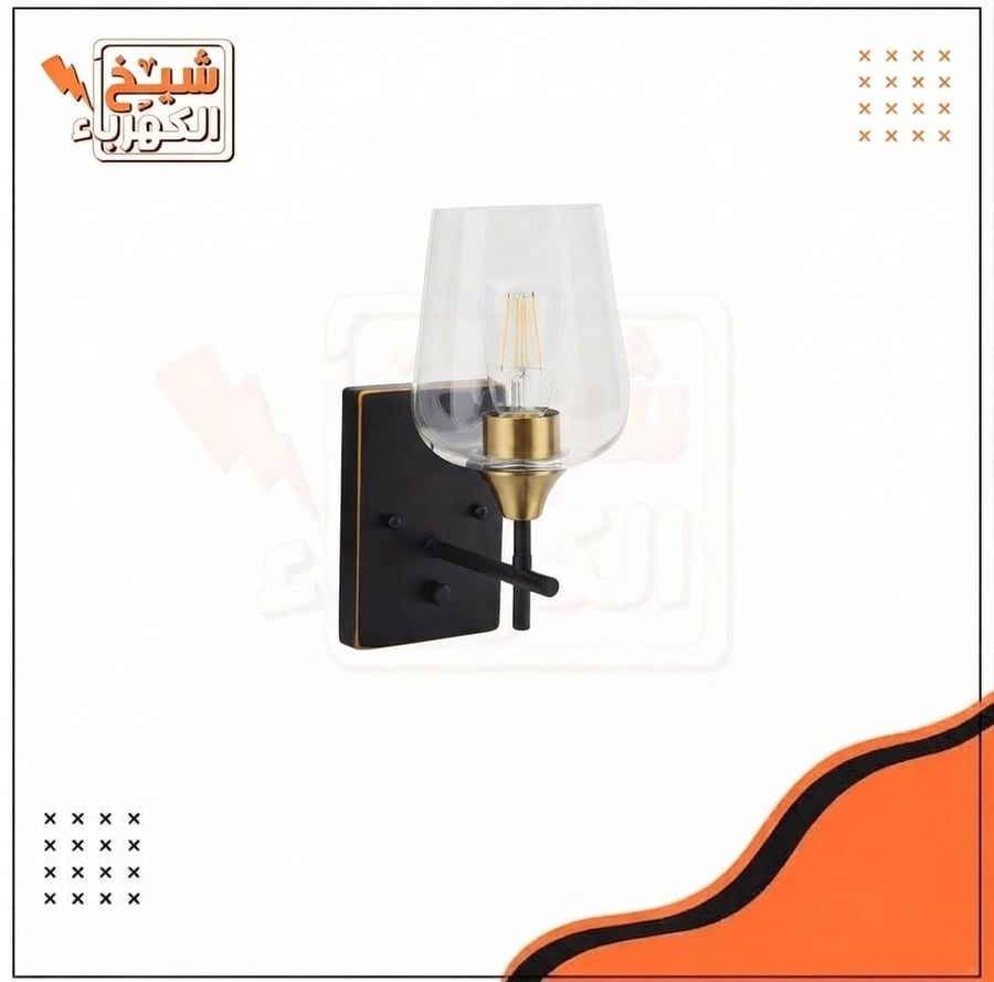 أبليك جداري خارجي أسود وذهبي بتصميم كلاسيكي مع قاعدة تثبيت معدنية وغطاء زجاجي شفاف واسع من الأعلى مع إضاءة ليد دافئة، لإضاءة ديكورية أنيقة