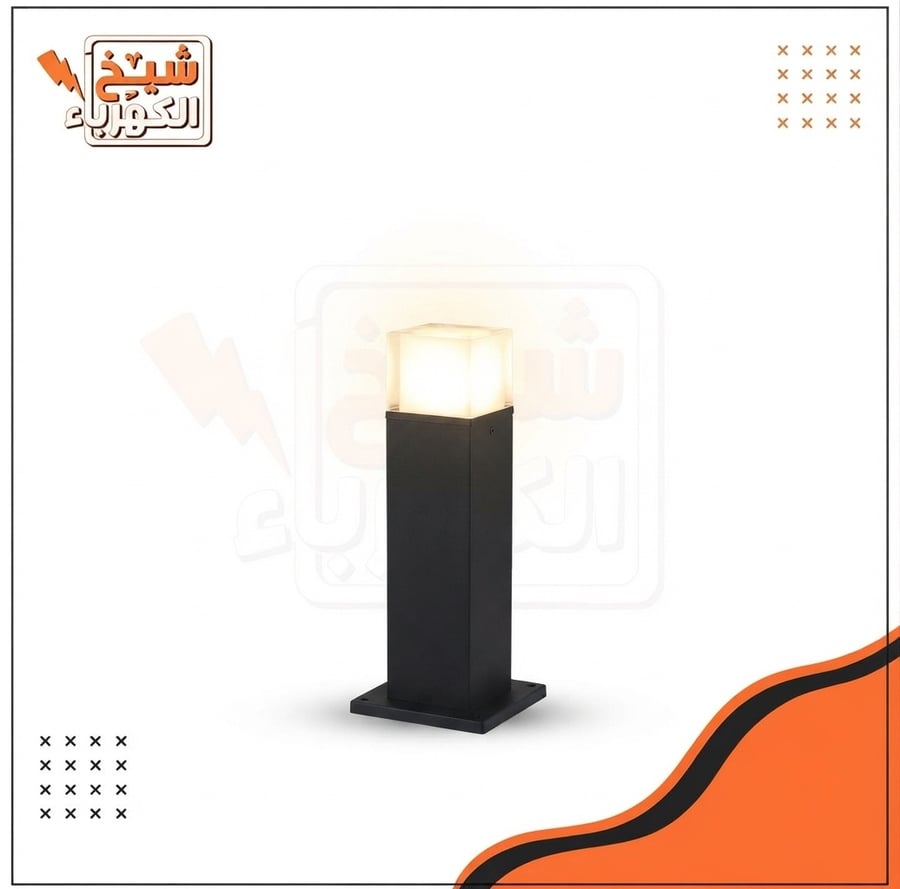 عمود إنارة أرضي (بولارد) خارجي قصير بتصميم هندسي مكعب بقاعدة مربعة متينة بلون أسود مطفي فاخر، يتميز برأس علوي مكعب مضيء يمنح توزيعاً ضوئياً محيطياً متجانساً، لضمان مظهر معماري راقٍ ومقاومة عالية للعوامل المناخية لإضاءة الممرات، الحدائق، والمحيط الخارجي لل