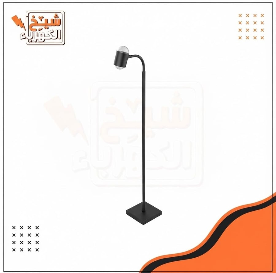 وحدة إضاءة أرضية (فلور لامب) بتصميم معدني أسود بقاعدة مربعة وعمود رفيع ينتهي برأس أسطواني (سلندر) قابل للتوجيه مزود بعنصر زجاجي كروي شفاف، لتوفير إضاءة موجهة وعملية تضفي طابعاً معمارياً معاصراً على المساحات الداخلية