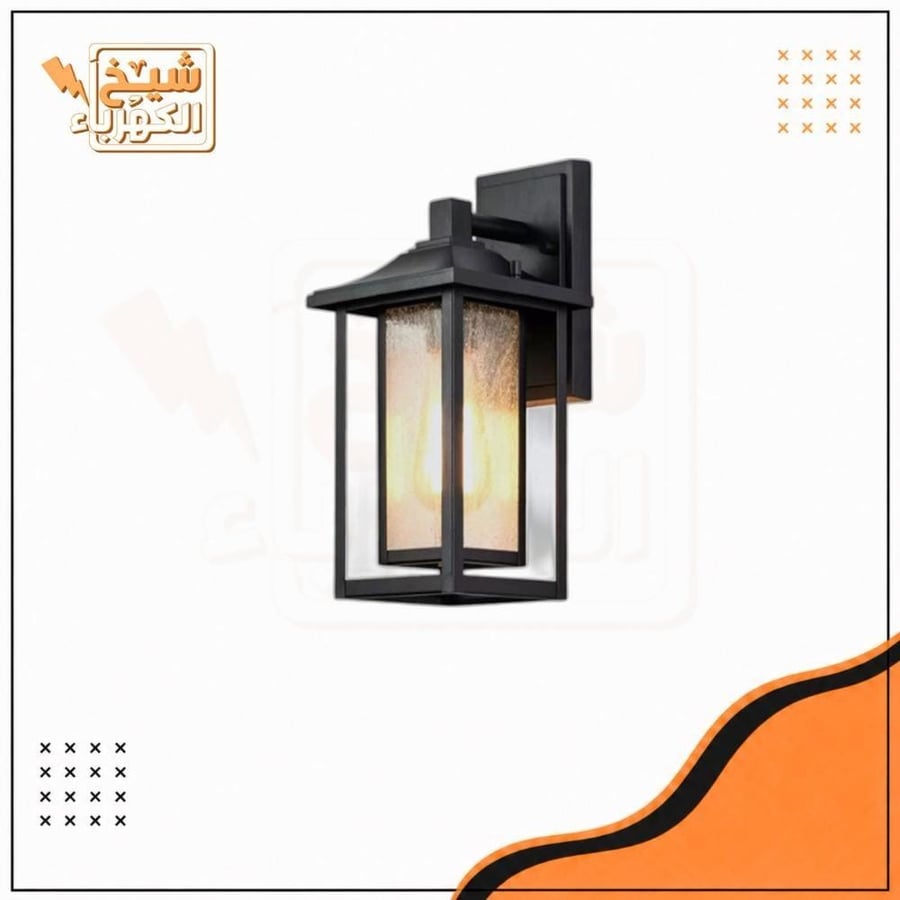 أبليك جداري خارجي أسود بتصميم فانوس كلاسيكي مربع بزجاج مموج وسقف هرمي مسطح، يمنح إضاءة محيطية دافئة وجذابة للواجهات والمداخل الخارجية