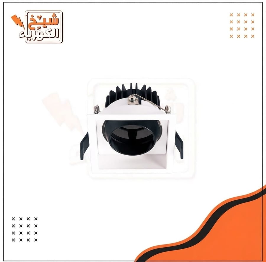 وحدة إضاءة ليد غاطسة مربعة الشكل للأسقف المستعارة، بتصميم هندسي أنيق يجمع بين إطار أبيض وعنصر داخلي أسود قابل للتعديل والتوجيه بمرونة عالية، مزودة بزعانف تبريد خلفية سوداء لتحسين كفاءة تبديد الحرارة ومشابك تثبيت جانبية لضمان الثبات والسهولة في التركيب وتو