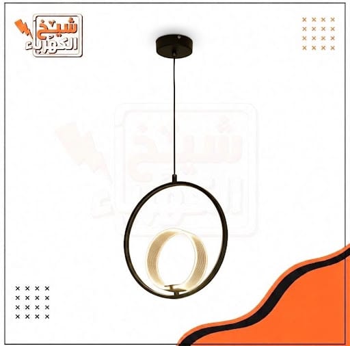 وحدة إضاءة معلقة بتصميم عصري يدمج بين إطار خارجي دائري أسود وحلقة ضوئية داخلية متداخلة، بقاعدة سقفية متناسقة، لتمنح إضاءة ديكورية راقية تلبي احتياجات المساحات الحديثة