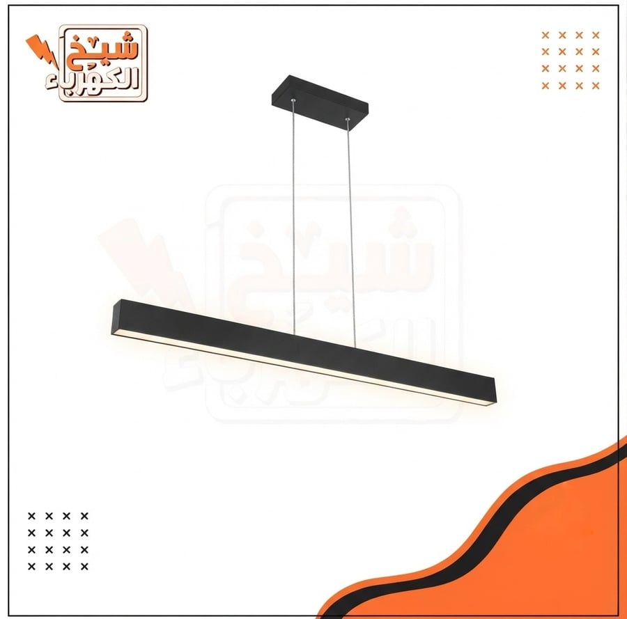 وحدة إضاءة LED خطية معلقة (بلاوند) سقفية بتصميم خطي هندسي مستطيل وعصري بلون أسود مطفي فاخر، مُعلقة بأسلاك رفيعة متينة تتصل بقاعدة سقفية مستطيلة موحدة، تتميز بشريط إضاءة ليد سفلي متواصل يمنح توزيعاً ضوئياً واسعاً ومستقراً، لتعكس هوية معمارية راقية وتلبي اح