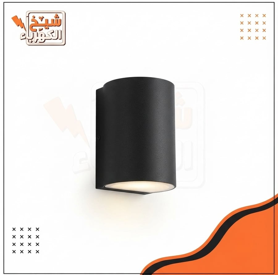 أبليك جداري خارجي أسود بتصميم هندسي مائل بزوايا حادة مزود بعدسة إضاءة سفلية لإضاءة عصرية وجذابة للواجهات والممرات المعصرية