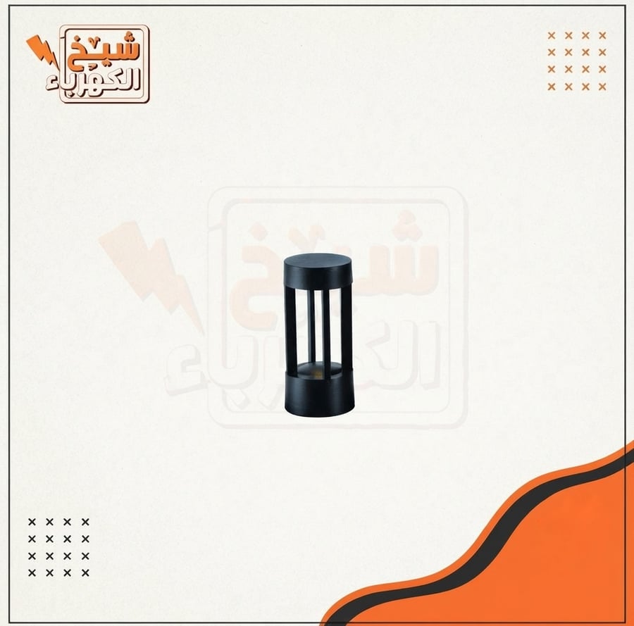 عمود إنارة أرضي (بولارد) خارجي قصير بتصميم أسطواني عصري ومبتكر بلون أسود مطفي فاخر، يتميز بهيكل مجوف مزود بشرائط رأسية أنيقة تسمح بانتشار وتوزيع الضوء بشكل محيطي متجانس، لضمان مظهر معماري راقٍ ومقاومة عالية للعوامل المناخية لإضاءة الممرات، الحدائق، والمحي