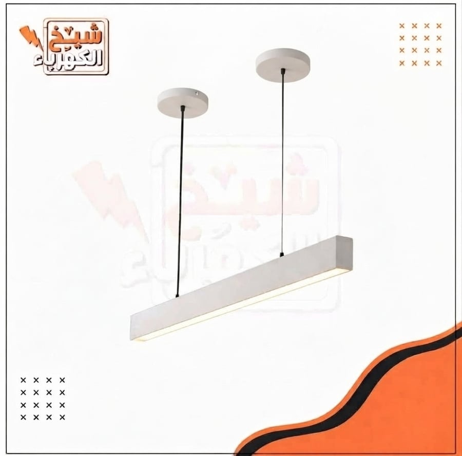 وحدة إضاءة LED خطية معلقة (بلاوند) سقفية بتصميم خطي هندسي مستطيل وعصري بلون أبيض نقي متناسق، مُعلقة بأسلاك رفيعة متينة تتصل بقاعدتين سقفيتين دائريتين، تتميز بإضاءة ليد موحدة وناعمة لأسفل تضمن توزيعاً ضوئياً متجانساً، لتعكس هوية معمارية راقية وتلبي احتياجا