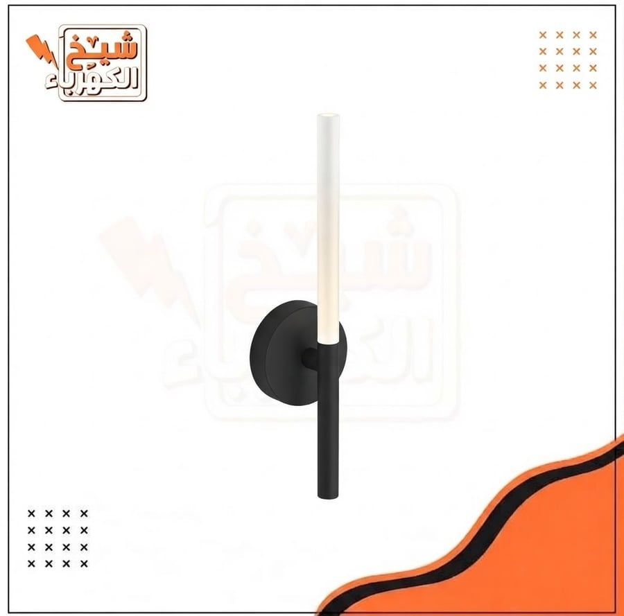 أبليك جداري عصري ذهبي بتصميم كروي مع قاعدة مربعة وغطاء زجاجي بلوري يحيط به طوق معدني، لإضاءة دافئة وأنيقة