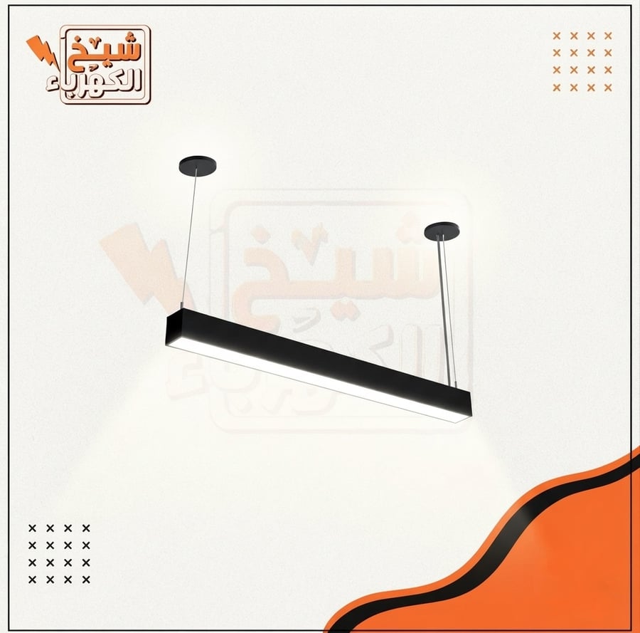 وحدة إضاءة معلقة (بندانت) خطية مستطيلة الشكل بتصميم عصري وأنيق بلون أسود مطفي وهيكل معدني متين، مزودة بلوحة إضاءة ليد معتمة متجانسة وعاكس واسع النطاق مع أسلاك تعليق مزدوجة وقاعدتي تثبيت سقفيتين متجاورتين، لضمان تدفق ضوئي خطي واسع ومظهر ديكوري جذاب فوق طاو