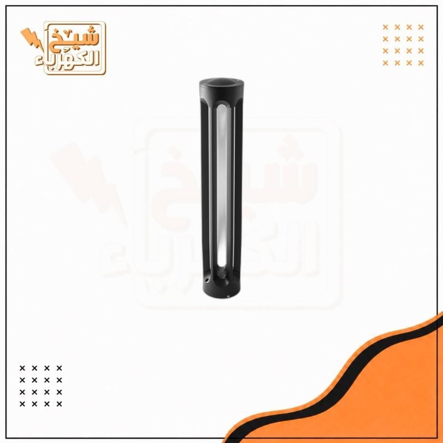 عمود إنارة أرضي (بولارد) خارجي بتصميم أسطواني عصري ومبتكر بلون أسود مطفي فاخر، يتميز بهيكل مجوف مزود بفتحات رأسية متوازية تسمح بانتشار وتوزيع الضوء بشكل محيطي متجانس، لضمان مظهر معماري متناسق ومقاومة عالية للعوامل المناخية لإضاءة الممرات، الحدائق، والمحيط