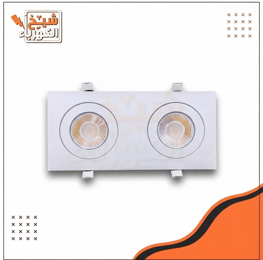 إطار سبوت لايت سقفية غاطسة مزدوج بتصميم مستطيل بلون أبيض مع فتحتين دائريتين وعاكسين داخليين مضلعين باللون الذهبي، مزود بمشابك تثبيت معدنية