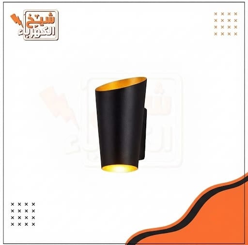 أبليك جداري عصري أسود وذهبي بتصميم أسطواني مائل مفتوح من الأعلى والأسفل لإضاءة مزدوجة وموجهة، لإضفاء لمسة ديكورية أنيقة
