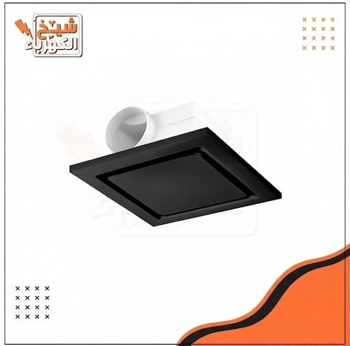 مروحة شفط سقفية دائرية/مربعة غاطسة بتصميم أسود مطفي عصري مزودة بفتحة توصيل دائرية لدكت التهوية وهيكل هندسي مدمج، لضمان كفاءة عالية في تجديد الهواء وإزالة الرطوبة والروائح بأسلوب متناسق مع الديكور الداخلي المعماري الفاخر