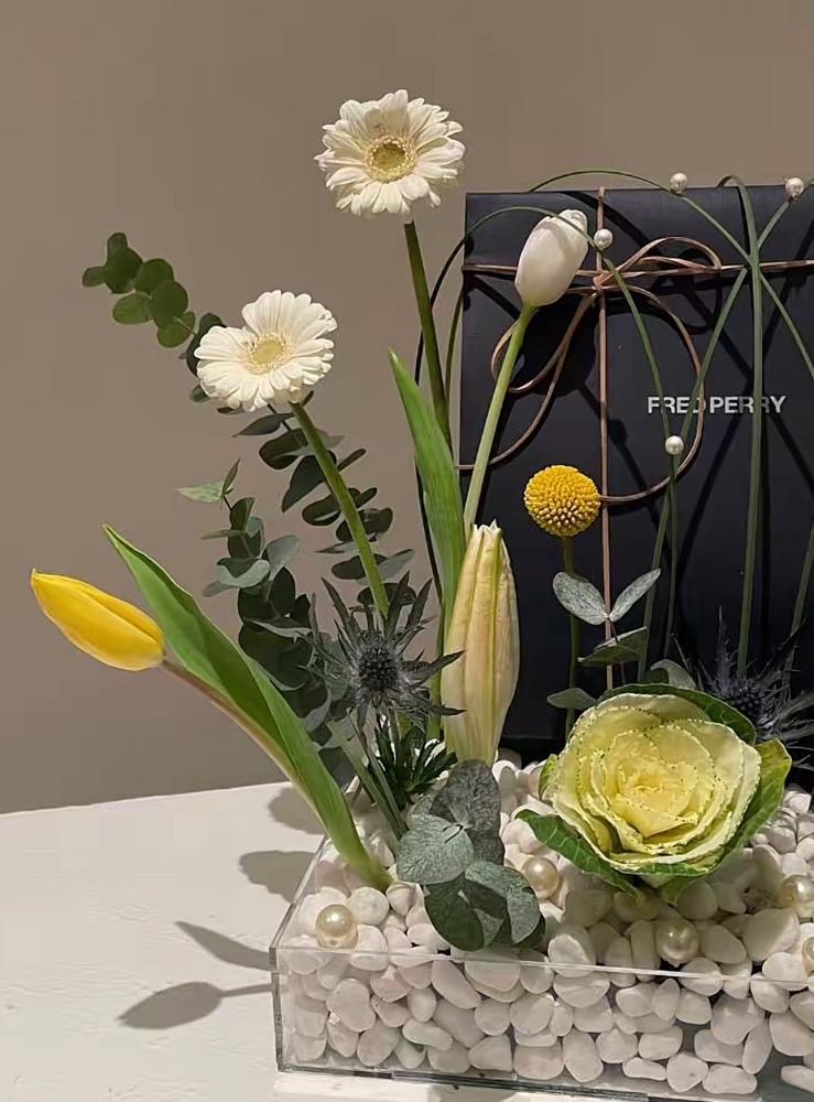 عطر واي سان لوران+ تيشرت فريد بيري  مع تنسيق مميز