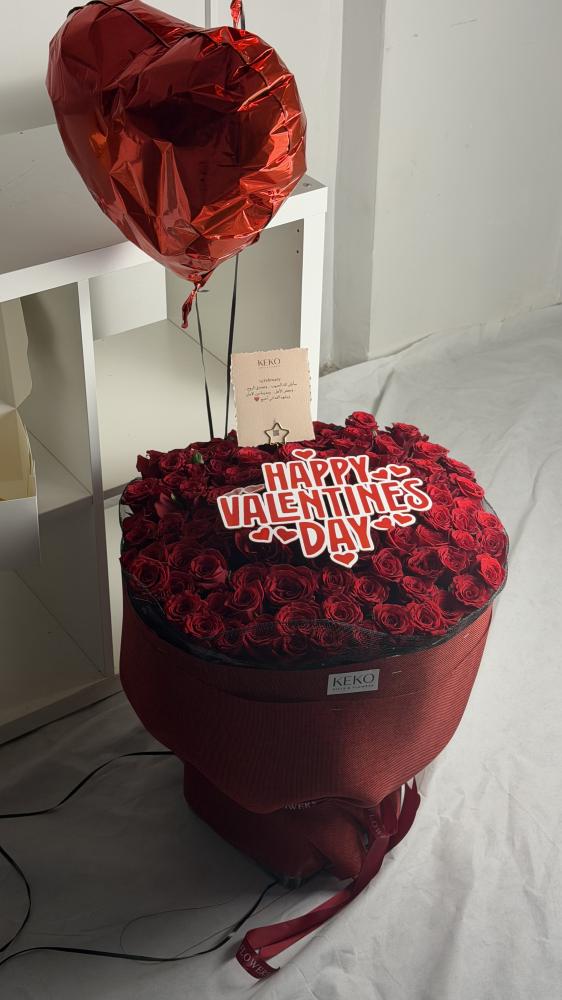١٠٠ وردة مع happy valentine وبالون