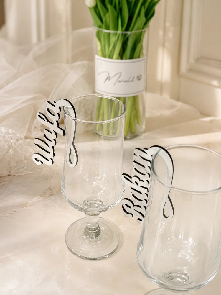 The luxurious queen set for cutting cake and decorating the wedding party