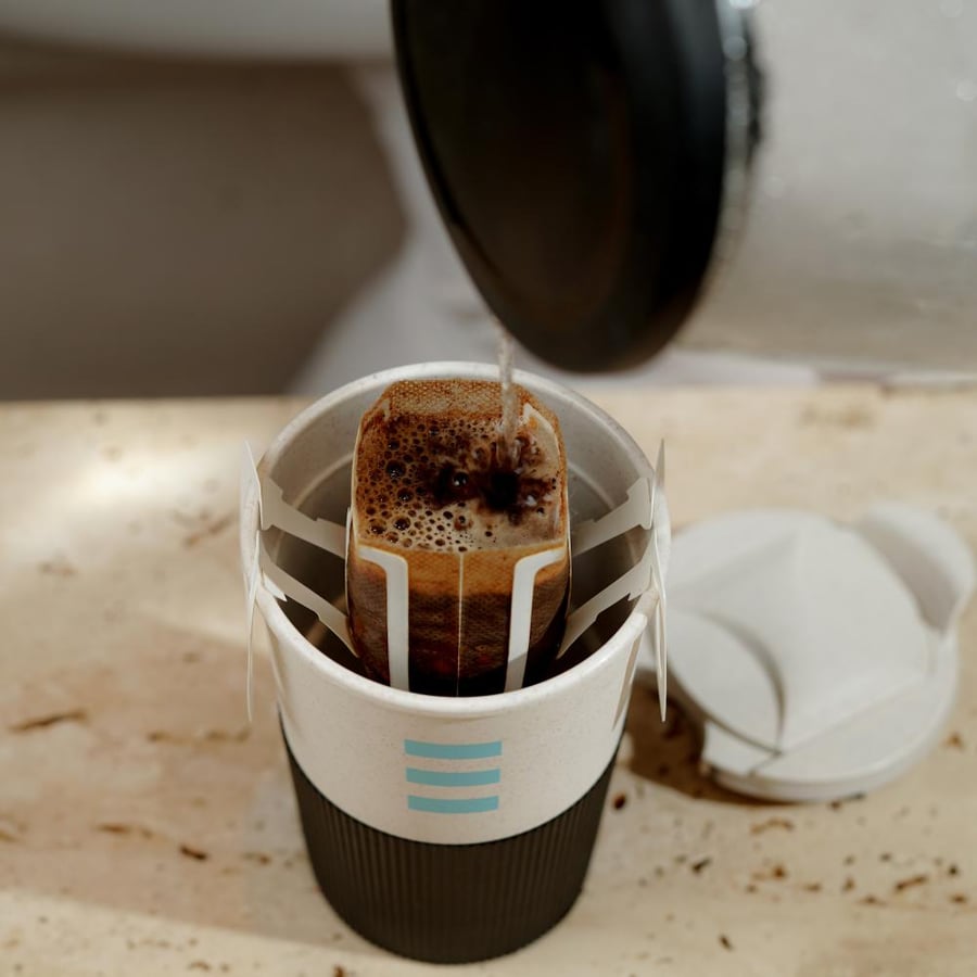 كوب قهوة باللون الأبيض والأسود حجم 12oz