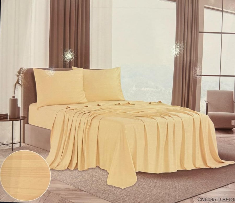 شرشف كانون مزدوج باللون البيج الفاتح على سرير بغرفة نوم عصرية