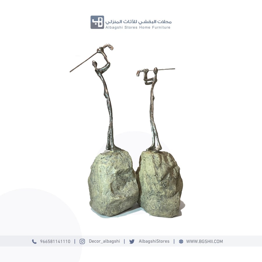 تحف فنية تجسدية على قواعد حجرية