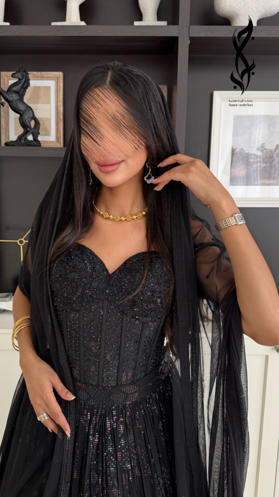 فستان سهرة أسود بتصميم فاخر قطعتين – كورسيه وتنورة مزينة بالترتر