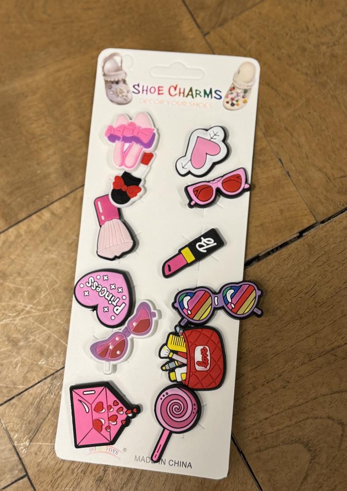 Brooch pins for slippers