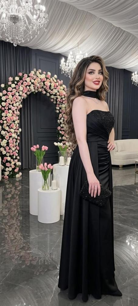 فستان أسود ملكي بدرابيه وكاب – سهرة فاخرة ساحرة