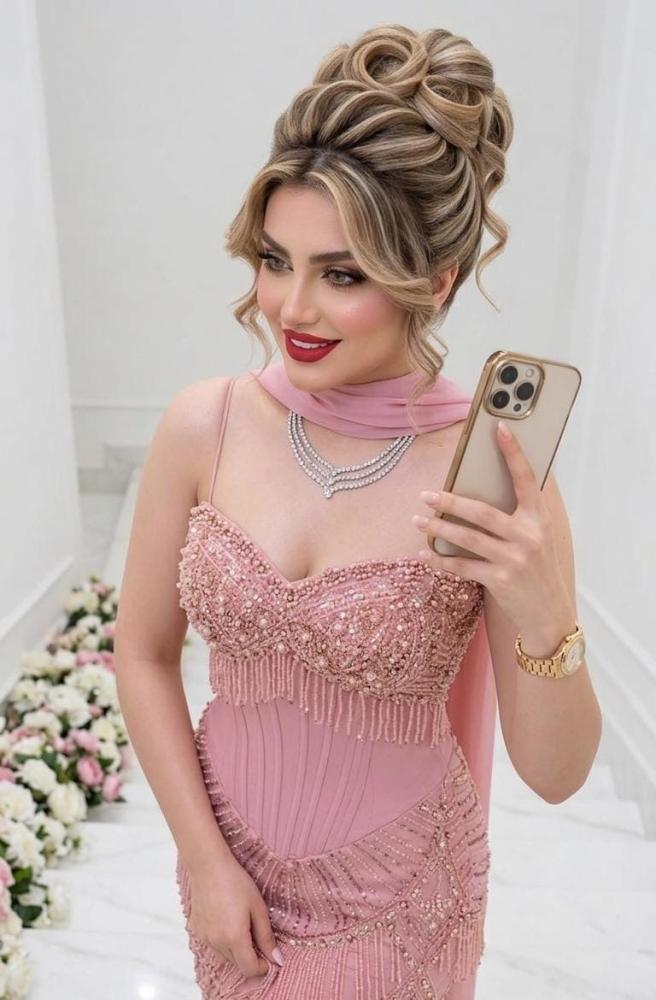 فستان سهرة وردي بتطريز كريستالي وكاب شيفون جانبي
