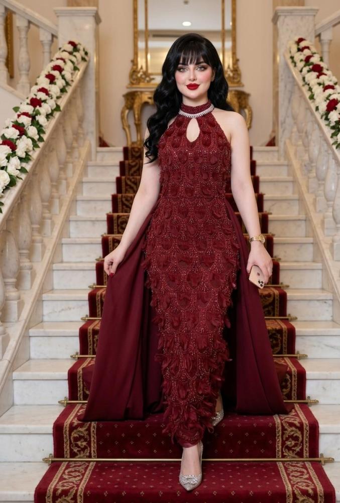 فستان عودي مجسم بتطريز فاخر وذيل منفصل أنيق