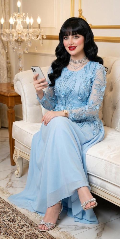 فستان سماوي بتطريزات زهرية ثلاثية الأبعاد وأكمام شفافة