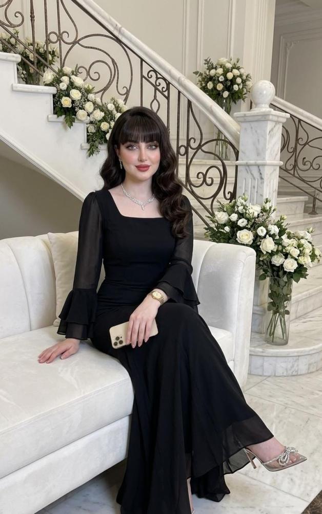 فستان سهرة أسود ناعم بياقة مربعة وأكمام شيفون جرس