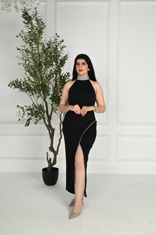 فستان سهرة أسود ناعم بياقة هولتر مرصعة وكريستال مائل بفتحة جانبية