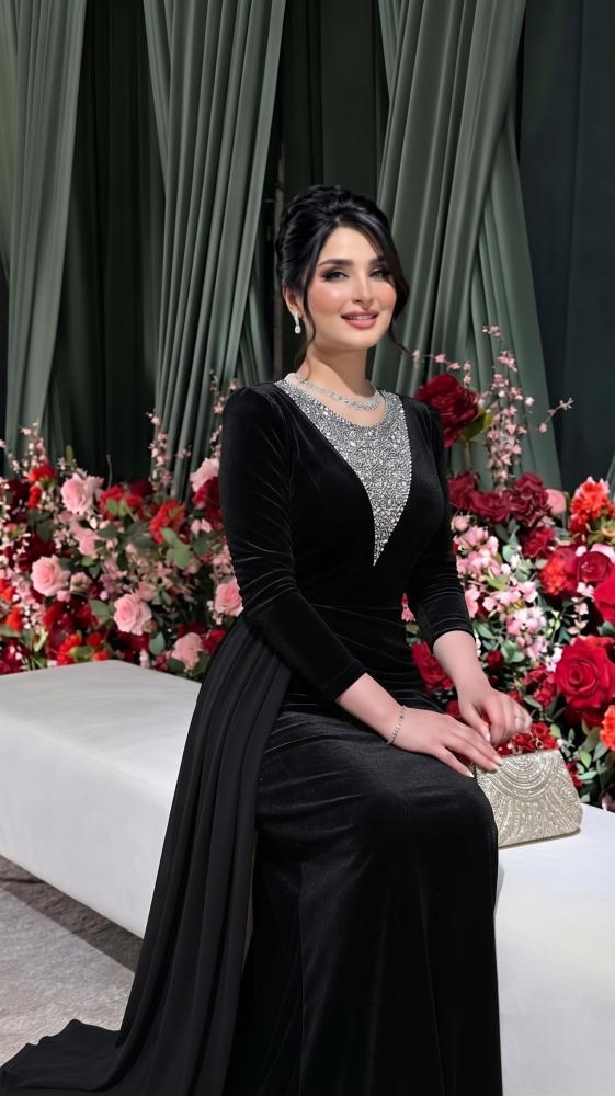 فستان "أناقة المخمل الفاخر" (مرصع بالكريستال)